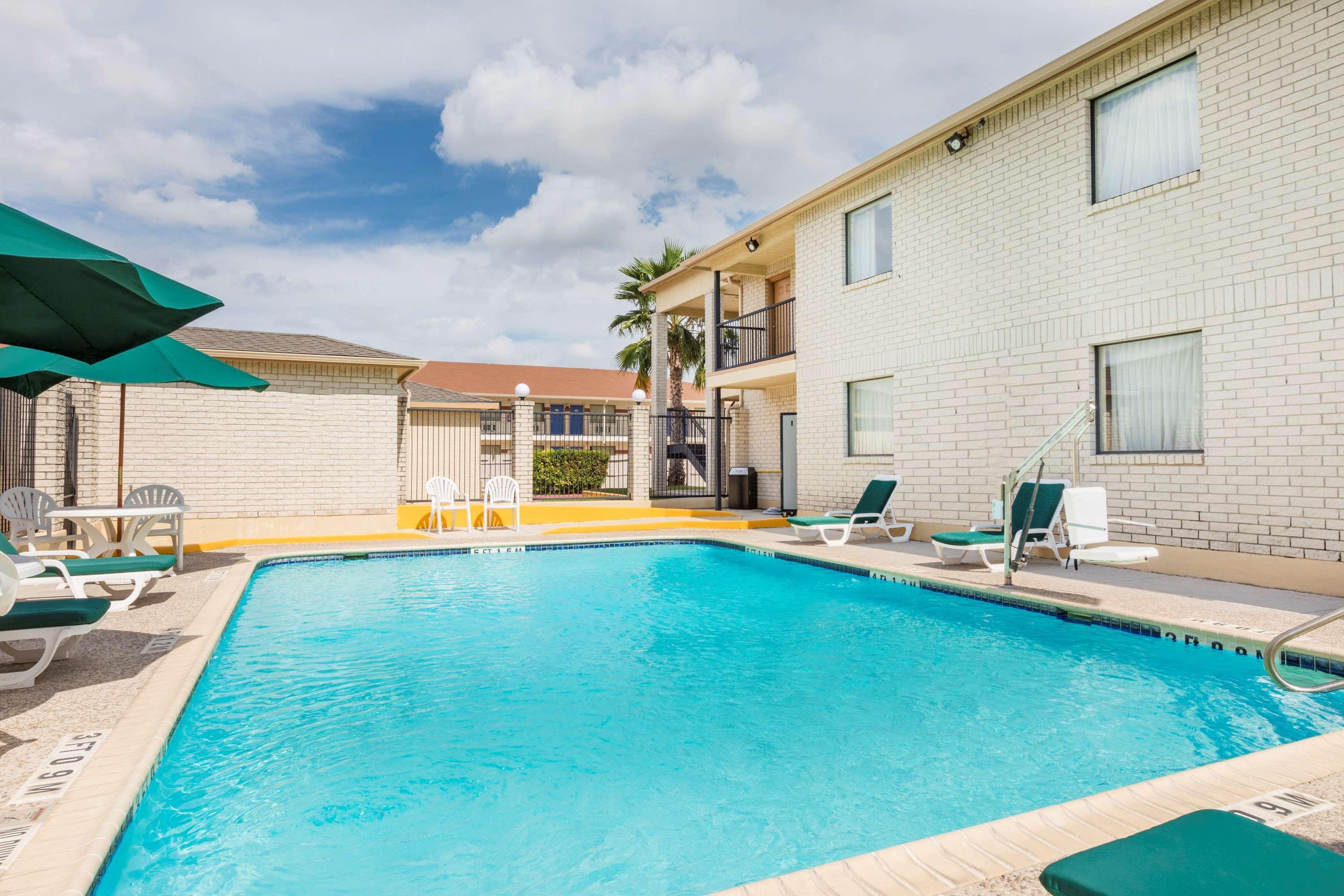 ซูเปอร์ 8 บาย วินด์แฮม ซานอันโตนิโอ แอท I-10 Motel ภายนอก รูปภาพ