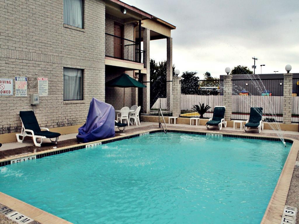 ซูเปอร์ 8 บาย วินด์แฮม ซานอันโตนิโอ แอท I-10 Motel ภายนอก รูปภาพ